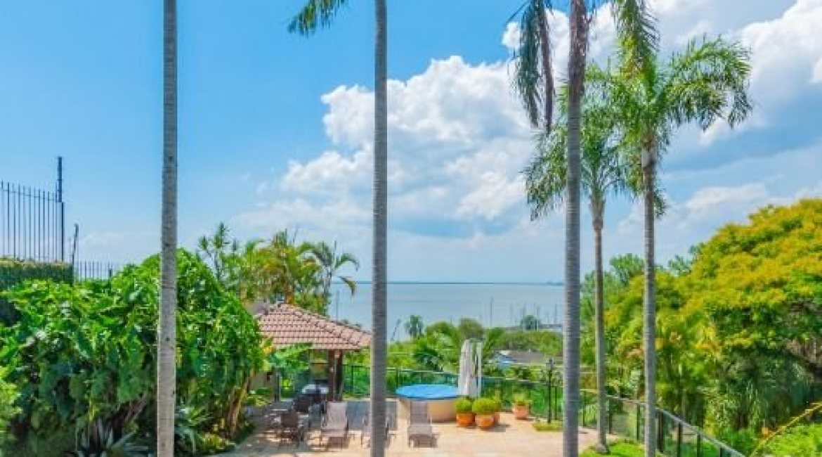 Casa à venda com 430m², 3 dormitórios, 2 suítes, 4 vagas, no bairro Vila Assunção em Porto Alegre