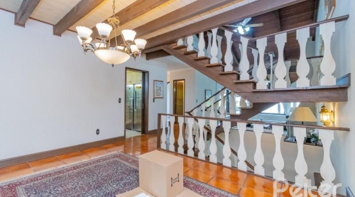 Casa à venda com 430m², 3 dormitórios, 2 suítes, 4 vagas, no bairro Vila Assunção em Porto Alegre