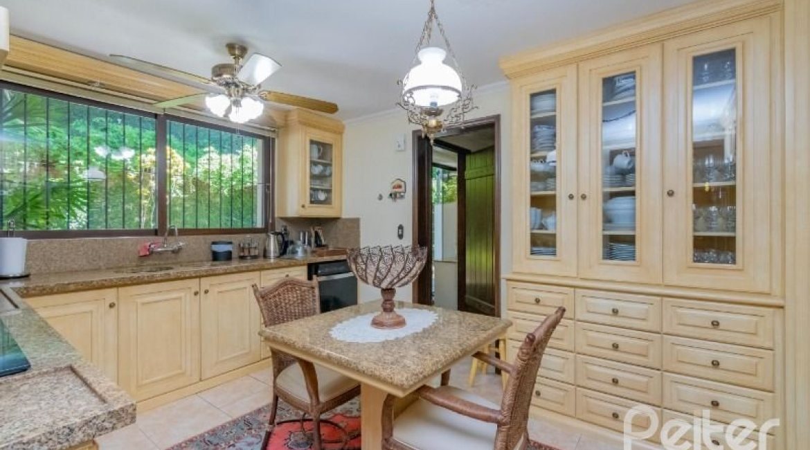 Casa à venda com 430m², 3 dormitórios, 2 suítes, 4 vagas, no bairro Vila Assunção em Porto Alegre