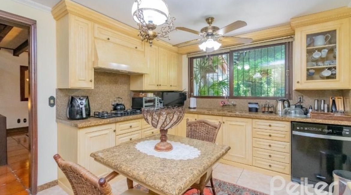 Casa à venda com 430m², 3 dormitórios, 2 suítes, 4 vagas, no bairro Vila Assunção em Porto Alegre