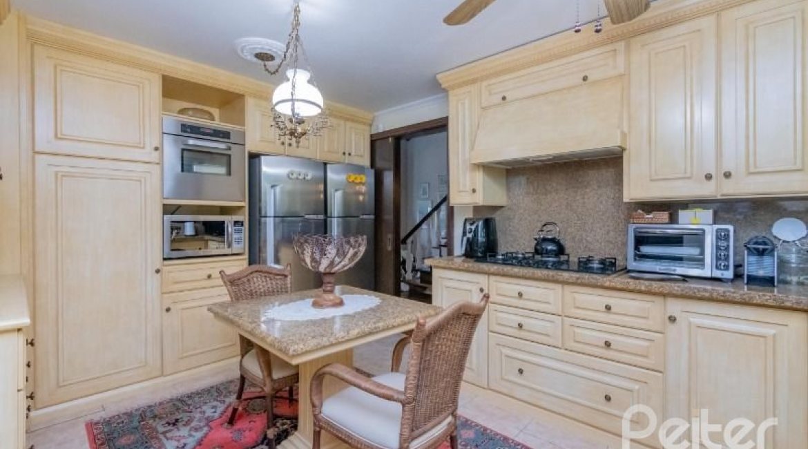 Casa à venda com 430m², 3 dormitórios, 2 suítes, 4 vagas, no bairro Vila Assunção em Porto Alegre