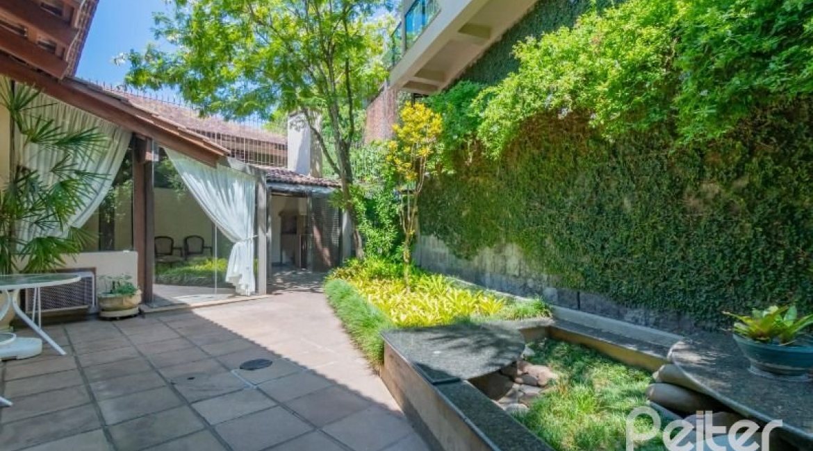 Casa à venda com 430m², 3 dormitórios, 2 suítes, 4 vagas, no bairro Vila Assunção em Porto Alegre