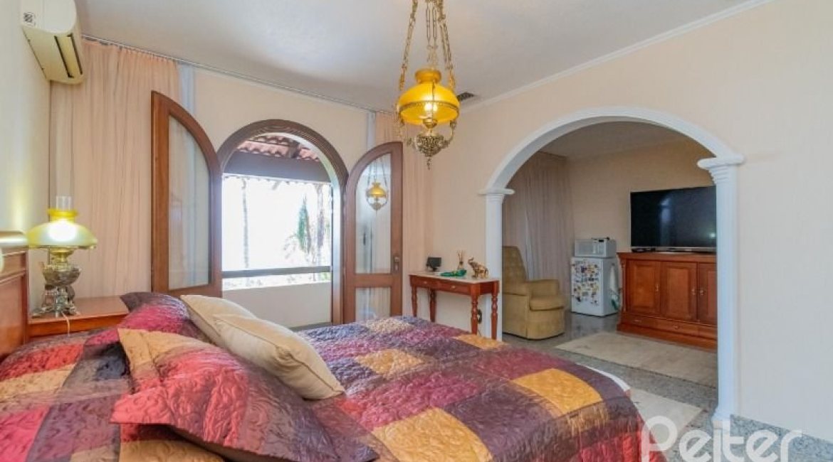 Casa à venda com 430m², 3 dormitórios, 2 suítes, 4 vagas, no bairro Vila Assunção em Porto Alegre