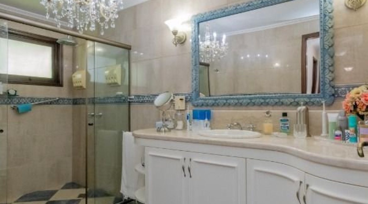 Casa à venda com 430m², 3 dormitórios, 2 suítes, 4 vagas, no bairro Vila Assunção em Porto Alegre