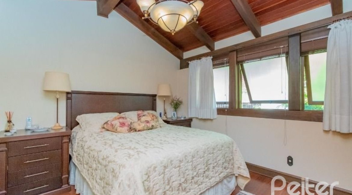 Casa à venda com 430m², 3 dormitórios, 2 suítes, 4 vagas, no bairro Vila Assunção em Porto Alegre