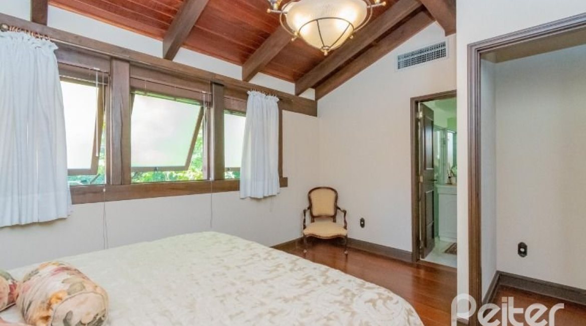 Casa à venda com 430m², 3 dormitórios, 2 suítes, 4 vagas, no bairro Vila Assunção em Porto Alegre