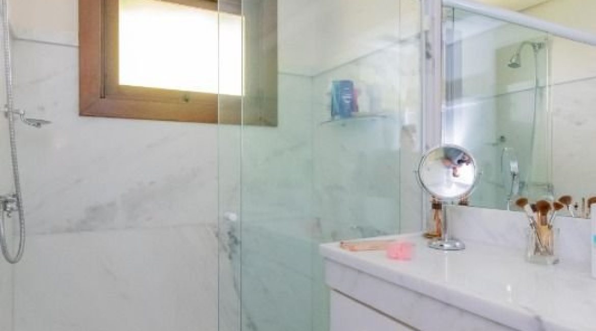 Casa à venda com 430m², 3 dormitórios, 2 suítes, 4 vagas, no bairro Vila Assunção em Porto Alegre