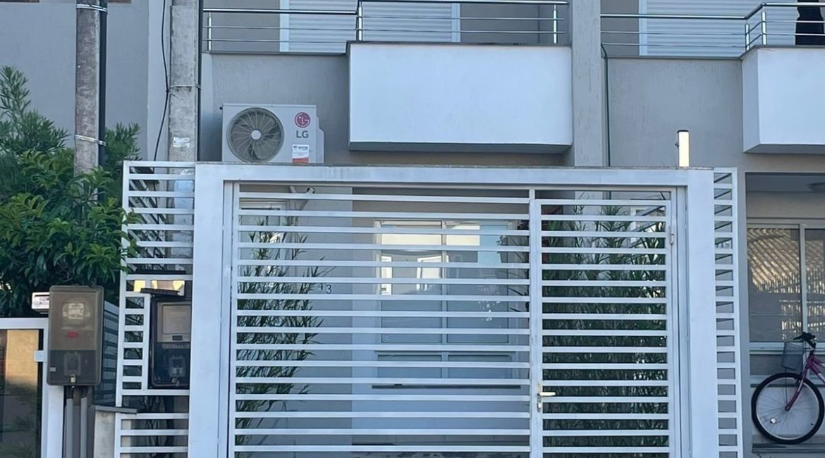 Casa em Condomínio à venda com 132m², 2 dormitórios, 1 suíte, 1 vaga, no bairro Hípica em Porto Alegre