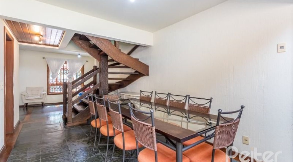 Casa à venda com 171m², 3 dormitórios, 1 suíte, 2 vagas, no bairro Ipanema em Porto Alegre