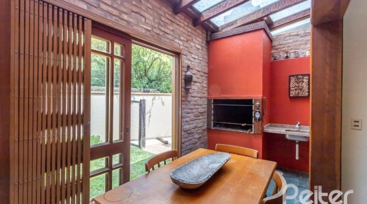 Casa à venda com 171m², 3 dormitórios, 1 suíte, 2 vagas, no bairro Ipanema em Porto Alegre