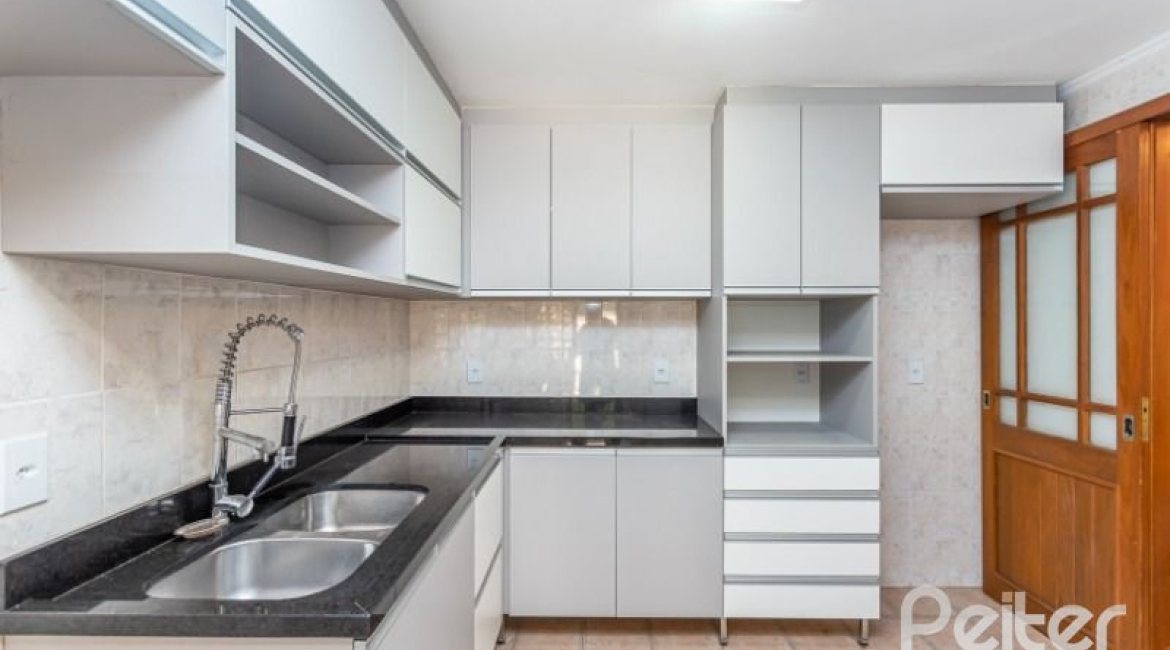 Casa à venda com 171m², 3 dormitórios, 1 suíte, 2 vagas, no bairro Ipanema em Porto Alegre