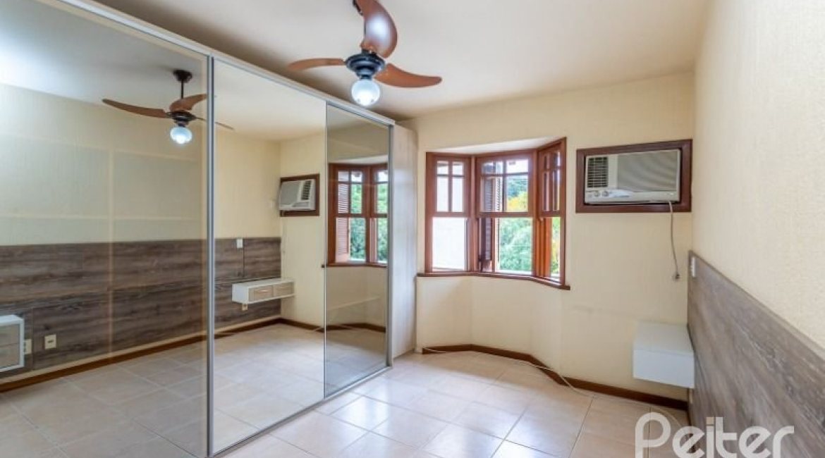 Casa à venda com 171m², 3 dormitórios, 1 suíte, 2 vagas, no bairro Ipanema em Porto Alegre