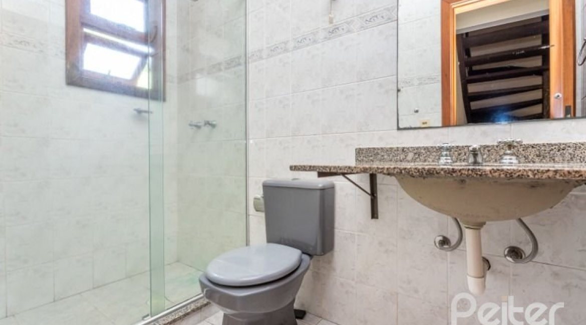 Casa à venda com 171m², 3 dormitórios, 1 suíte, 2 vagas, no bairro Ipanema em Porto Alegre