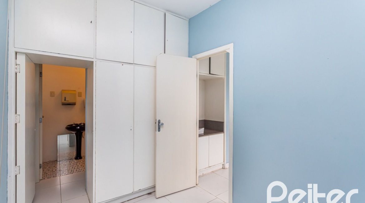 Casa à venda com 225m², 4 dormitórios, 2 suítes, 4 vagas, no bairro Tristeza em Porto Alegre