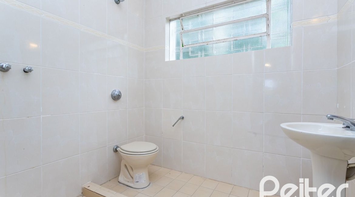 Casa à venda com 225m², 4 dormitórios, 2 suítes, 4 vagas, no bairro Tristeza em Porto Alegre