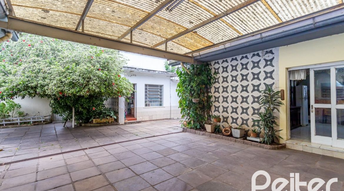 Casa à venda com 225m², 4 dormitórios, 2 suítes, 4 vagas, no bairro Tristeza em Porto Alegre