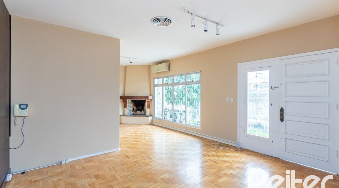 Casa à venda com 225m², 4 dormitórios, 2 suítes, 4 vagas, no bairro Tristeza em Porto Alegre