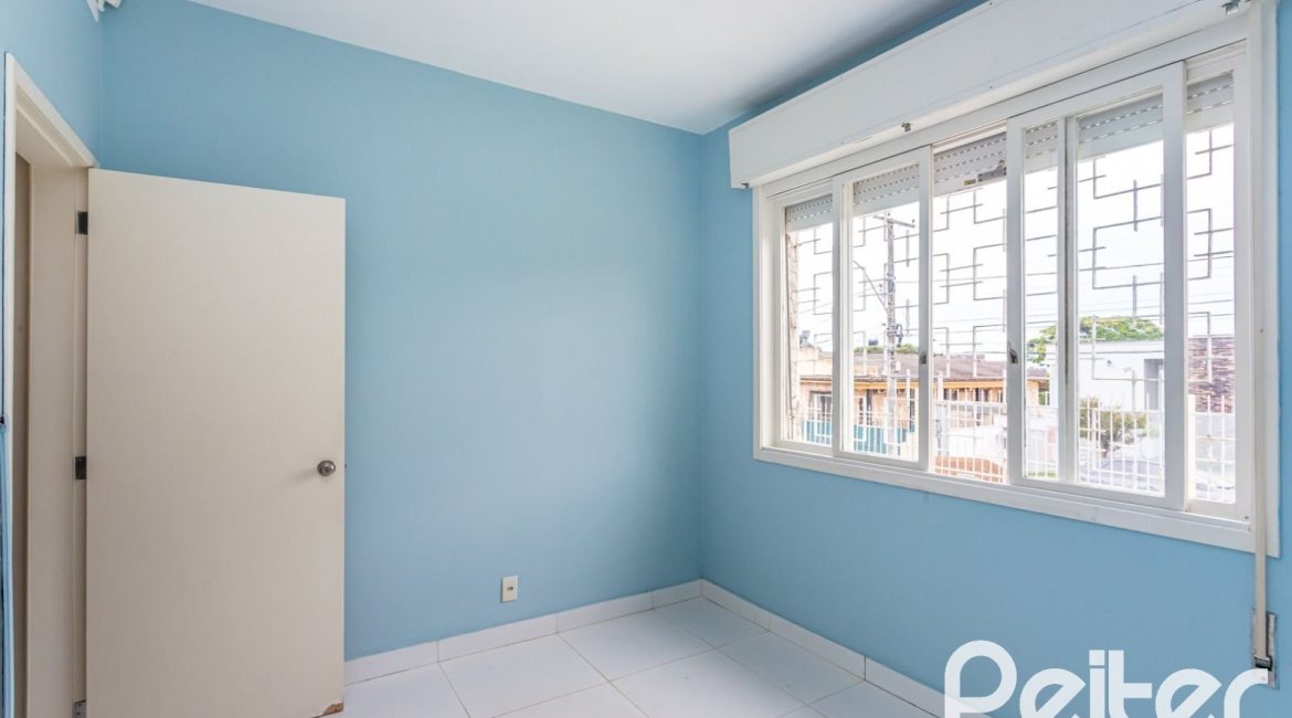 Casa à venda com 225m², 4 dormitórios, 2 suítes, 4 vagas, no bairro Tristeza em Porto Alegre