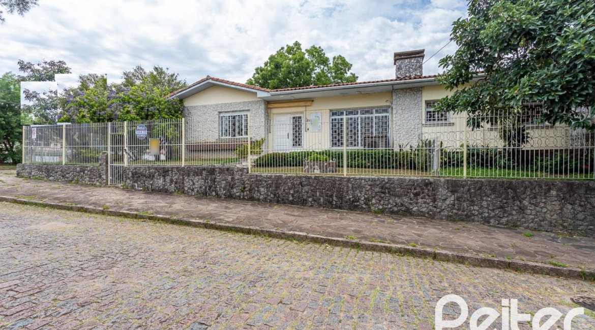 Casa à venda com 225m², 4 dormitórios, 2 suítes, 4 vagas, no bairro Tristeza em Porto Alegre