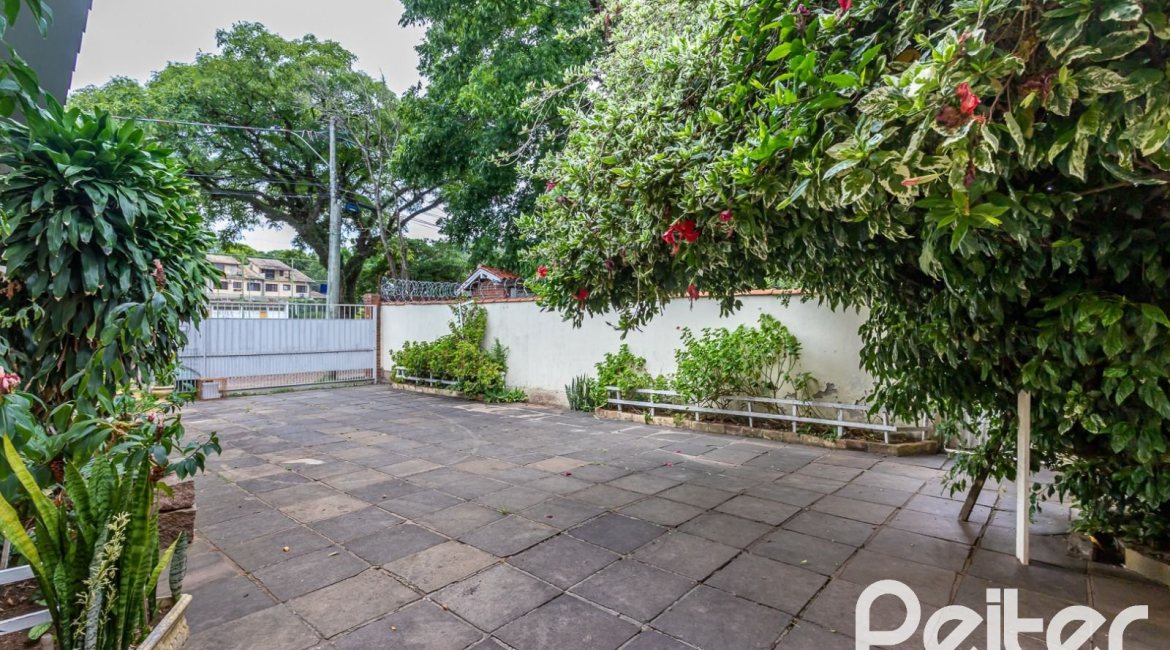 Casa à venda com 225m², 4 dormitórios, 2 suítes, 4 vagas, no bairro Tristeza em Porto Alegre