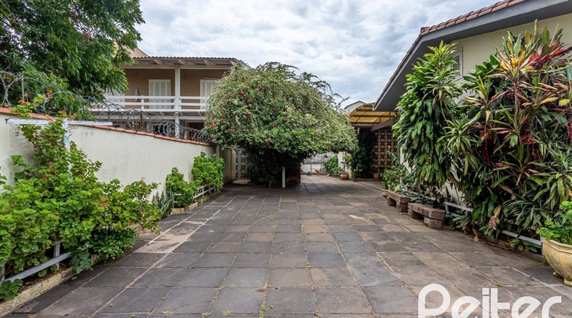 Casa à venda com 225m², 4 dormitórios, 2 suítes, 4 vagas, no bairro Tristeza em Porto Alegre