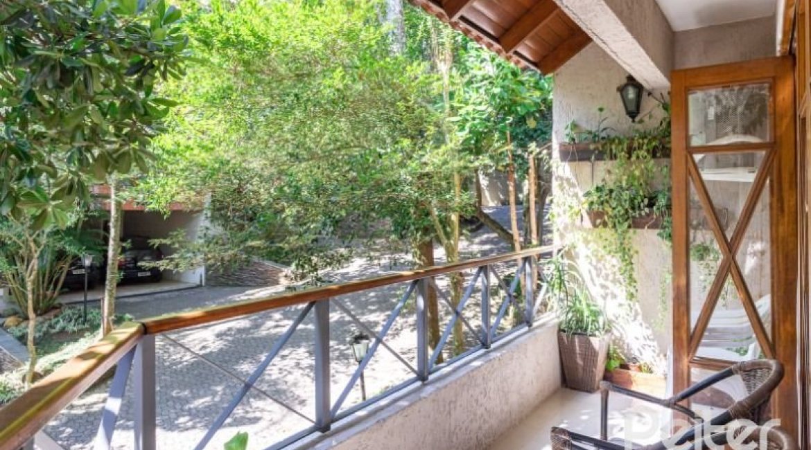 Casa em Condomínio à venda com 255m², 3 dormitórios, 1 suíte, 4 vagas, no bairro Jardim Isabel em Porto Alegre