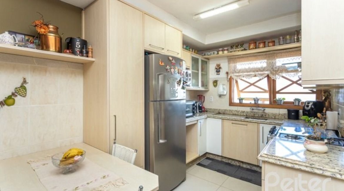 Casa em Condomínio à venda com 255m², 3 dormitórios, 1 suíte, 4 vagas, no bairro Jardim Isabel em Porto Alegre