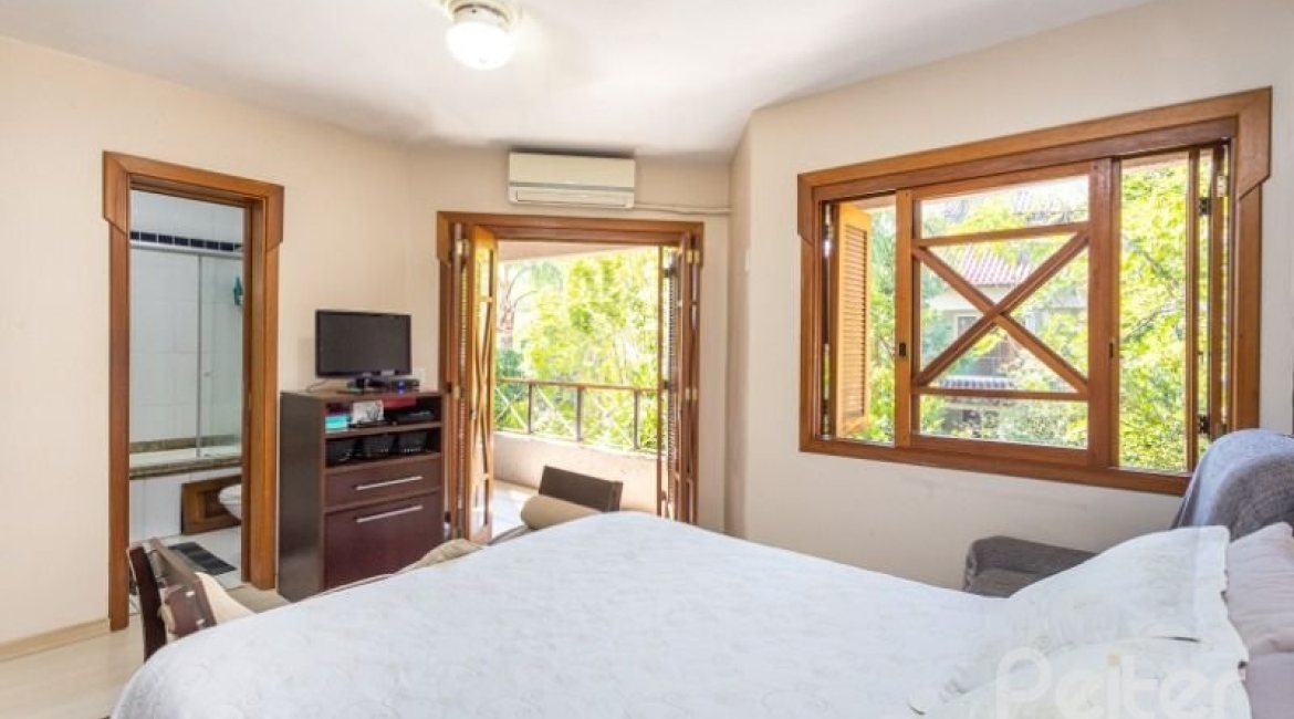 Casa em Condomínio à venda com 255m², 3 dormitórios, 1 suíte, 4 vagas, no bairro Jardim Isabel em Porto Alegre