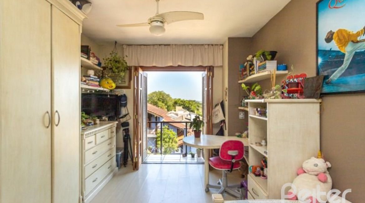 Casa em Condomínio à venda com 255m², 3 dormitórios, 1 suíte, 4 vagas, no bairro Jardim Isabel em Porto Alegre