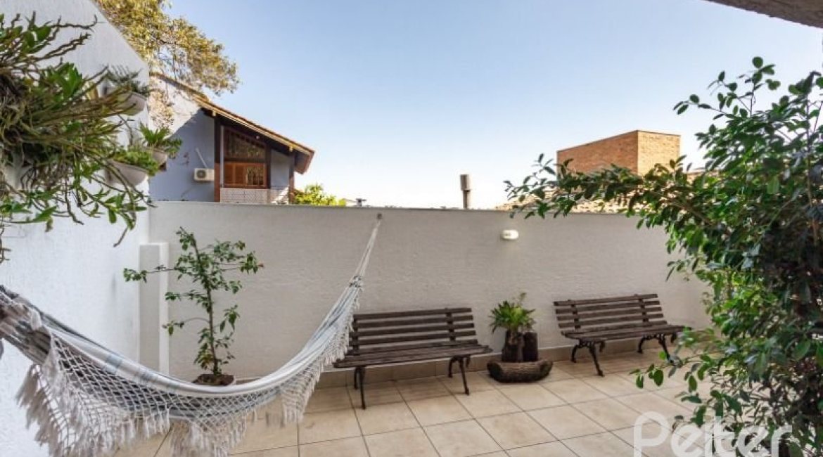 Casa em Condomínio à venda com 255m², 3 dormitórios, 1 suíte, 4 vagas, no bairro Jardim Isabel em Porto Alegre