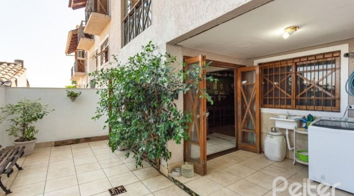 Casa em Condomínio à venda com 255m², 3 dormitórios, 1 suíte, 4 vagas, no bairro Jardim Isabel em Porto Alegre