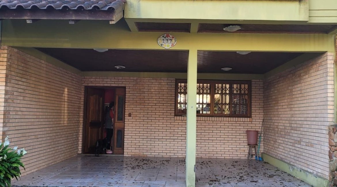 Casa à venda com 176m², 3 dormitórios, 1 suíte, 4 vagas, no bairro Jardim Isabel em Porto Alegre