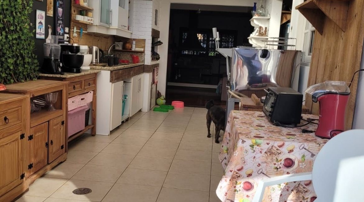 Casa à venda com 176m², 3 dormitórios, 1 suíte, 4 vagas, no bairro Jardim Isabel em Porto Alegre