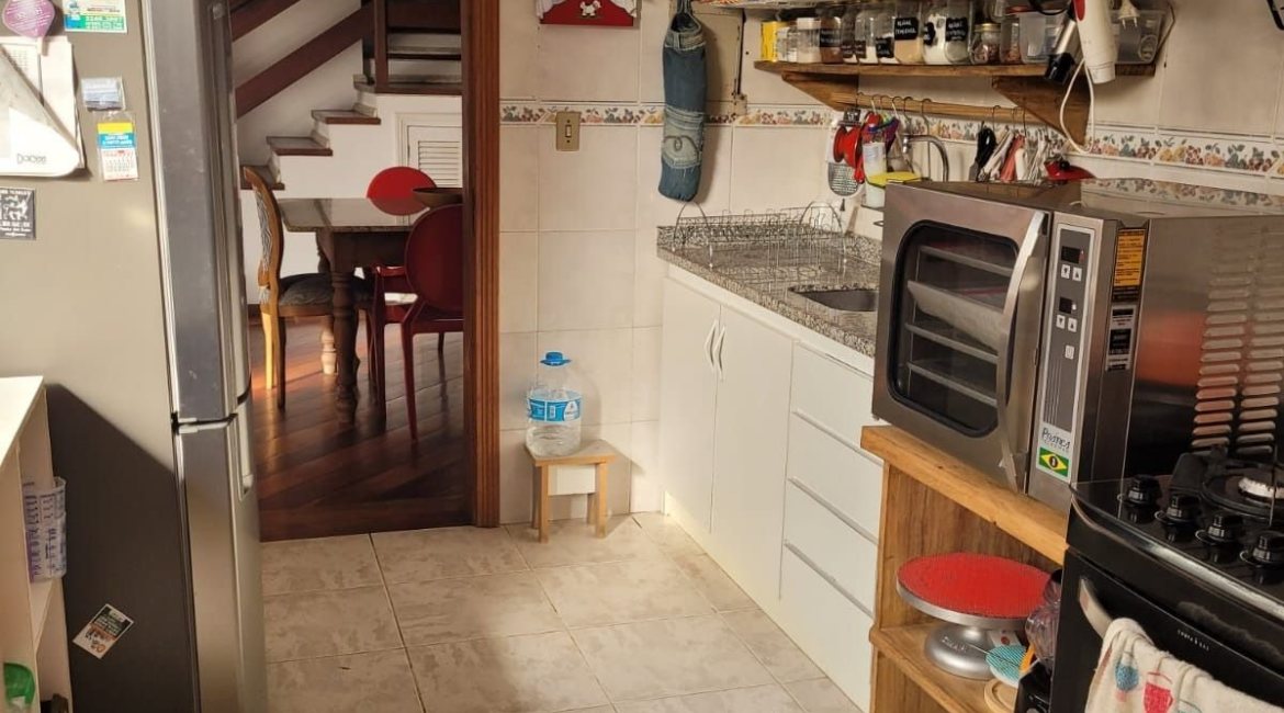 Casa à venda com 176m², 3 dormitórios, 1 suíte, 4 vagas, no bairro Jardim Isabel em Porto Alegre