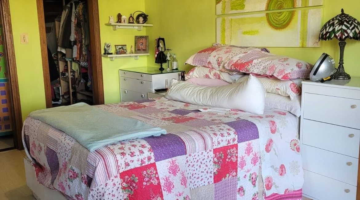 Casa à venda com 176m², 3 dormitórios, 1 suíte, 4 vagas, no bairro Jardim Isabel em Porto Alegre