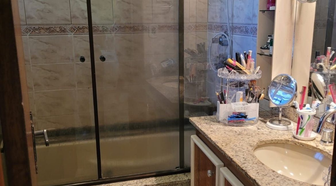 Casa à venda com 176m², 3 dormitórios, 1 suíte, 4 vagas, no bairro Jardim Isabel em Porto Alegre