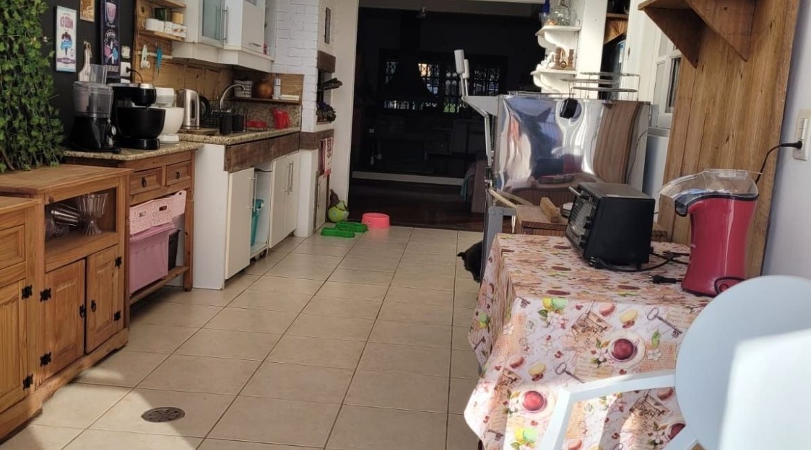 Casa à venda com 176m², 3 dormitórios, 1 suíte, 4 vagas, no bairro Jardim Isabel em Porto Alegre