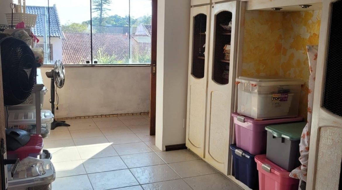 Casa à venda com 176m², 3 dormitórios, 1 suíte, 4 vagas, no bairro Jardim Isabel em Porto Alegre