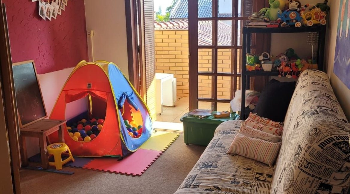 Casa à venda com 176m², 3 dormitórios, 1 suíte, 4 vagas, no bairro Jardim Isabel em Porto Alegre