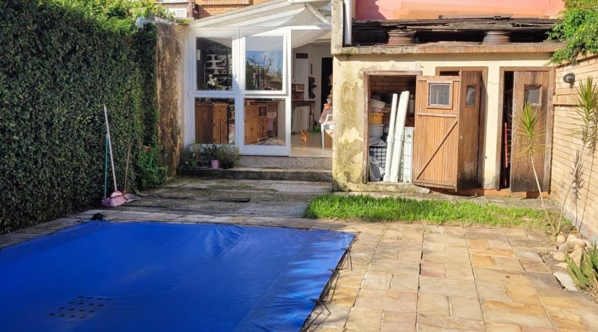 Casa à venda com 176m², 3 dormitórios, 1 suíte, 4 vagas, no bairro Jardim Isabel em Porto Alegre