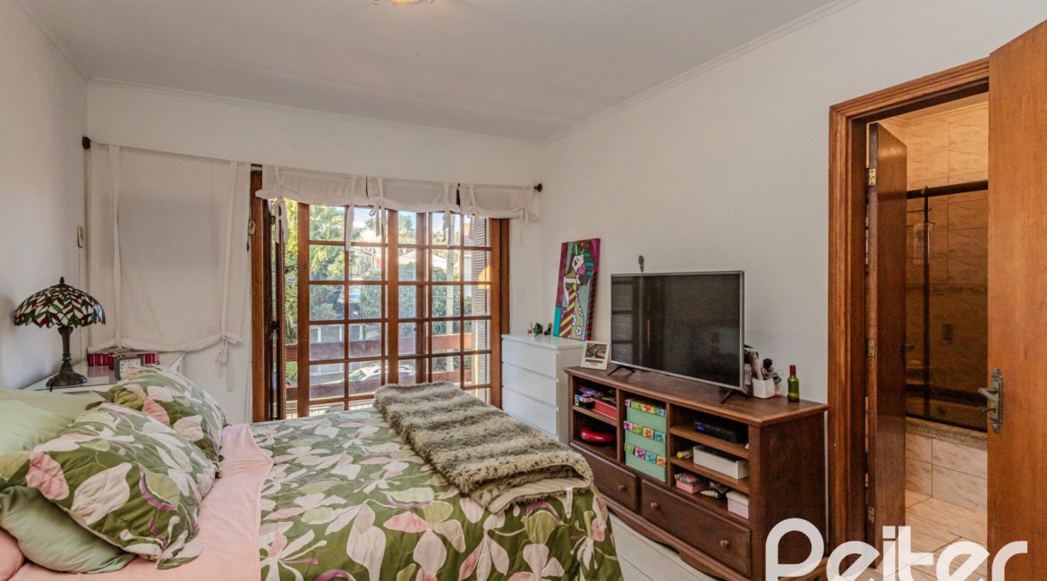 Casa à venda com 176m², 3 dormitórios, 1 suíte, 4 vagas, no bairro Jardim Isabel em Porto Alegre