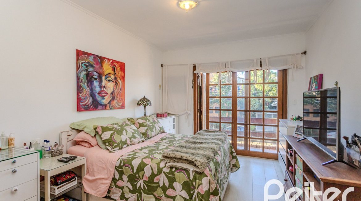 Casa à venda com 176m², 3 dormitórios, 1 suíte, 4 vagas, no bairro Jardim Isabel em Porto Alegre