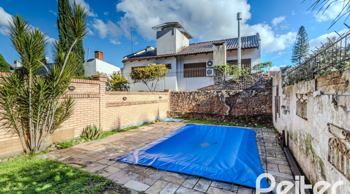 Casa à venda com 176m², 3 dormitórios, 1 suíte, 4 vagas, no bairro Jardim Isabel em Porto Alegre