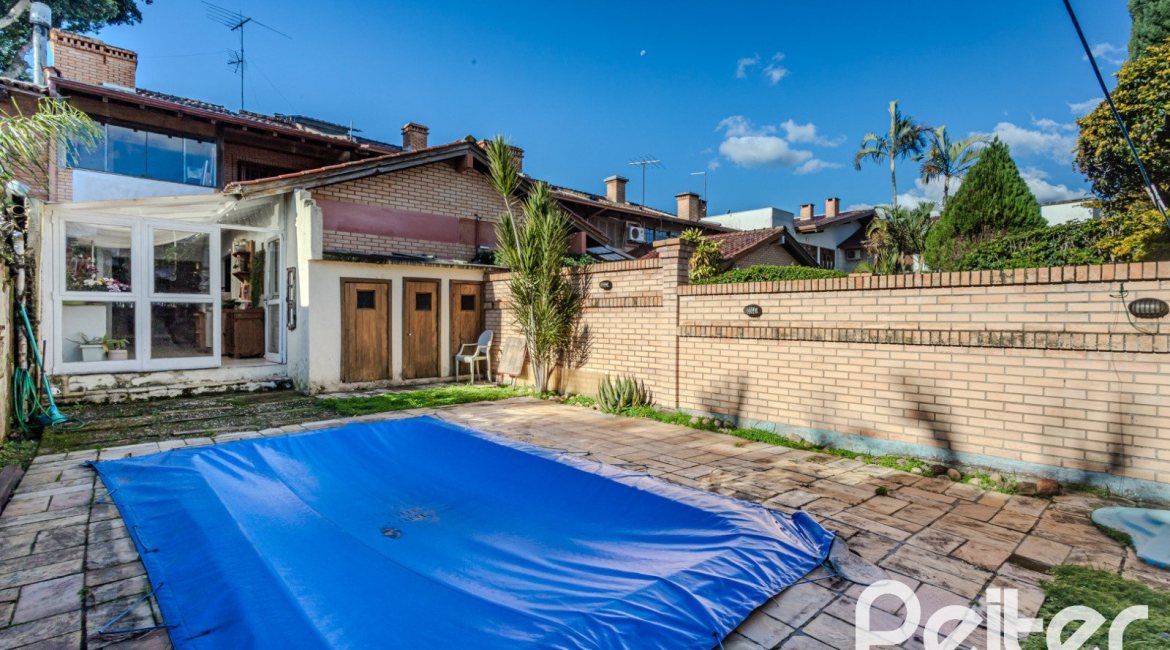 Casa à venda com 176m², 3 dormitórios, 1 suíte, 4 vagas, no bairro Jardim Isabel em Porto Alegre