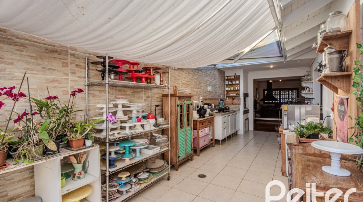 Casa à venda com 176m², 3 dormitórios, 1 suíte, 4 vagas, no bairro Jardim Isabel em Porto Alegre