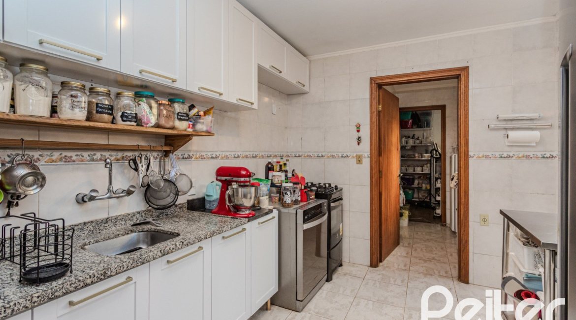 Casa à venda com 176m², 3 dormitórios, 1 suíte, 4 vagas, no bairro Jardim Isabel em Porto Alegre