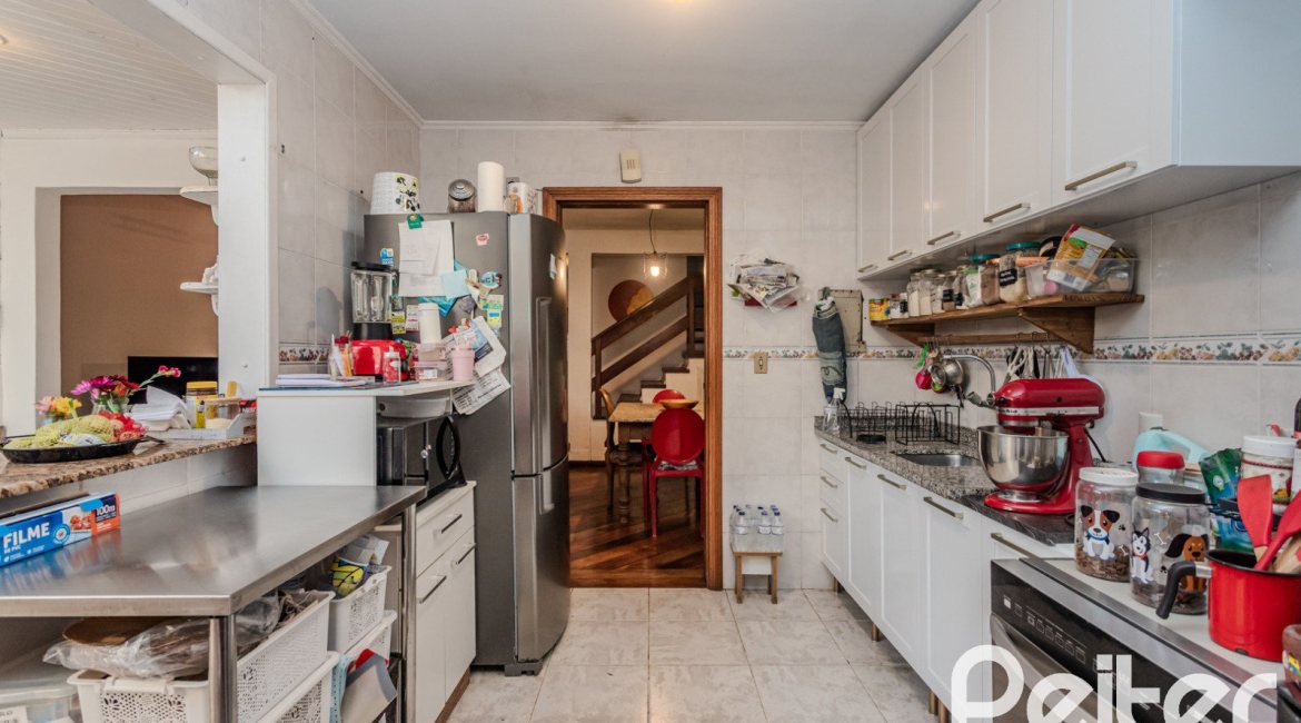 Casa à venda com 176m², 3 dormitórios, 1 suíte, 4 vagas, no bairro Jardim Isabel em Porto Alegre