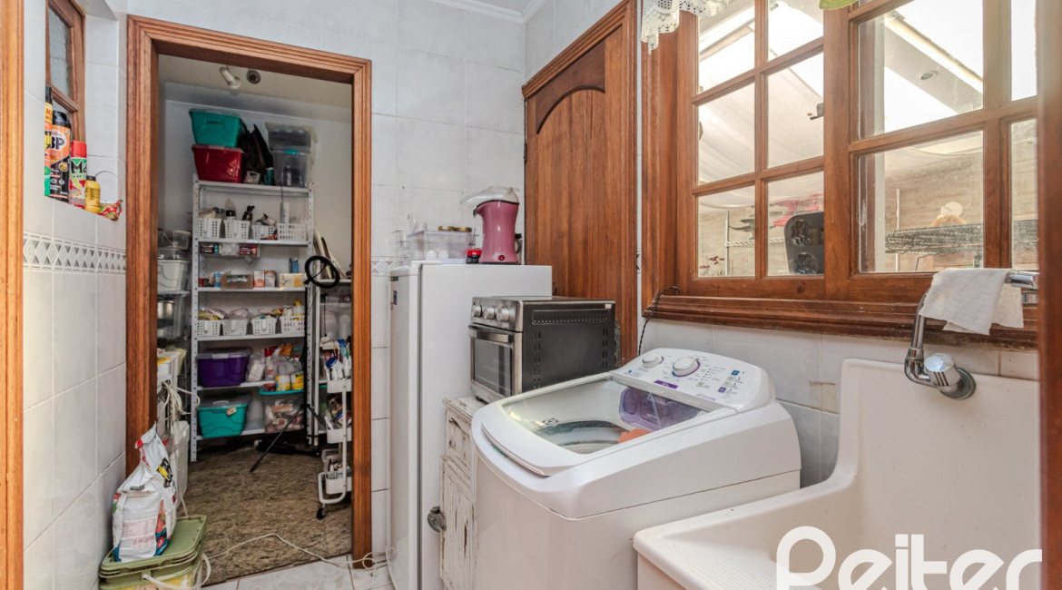 Casa à venda com 176m², 3 dormitórios, 1 suíte, 4 vagas, no bairro Jardim Isabel em Porto Alegre