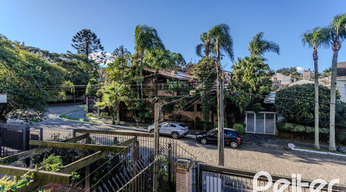 Casa à venda com 176m², 3 dormitórios, 1 suíte, 4 vagas, no bairro Jardim Isabel em Porto Alegre