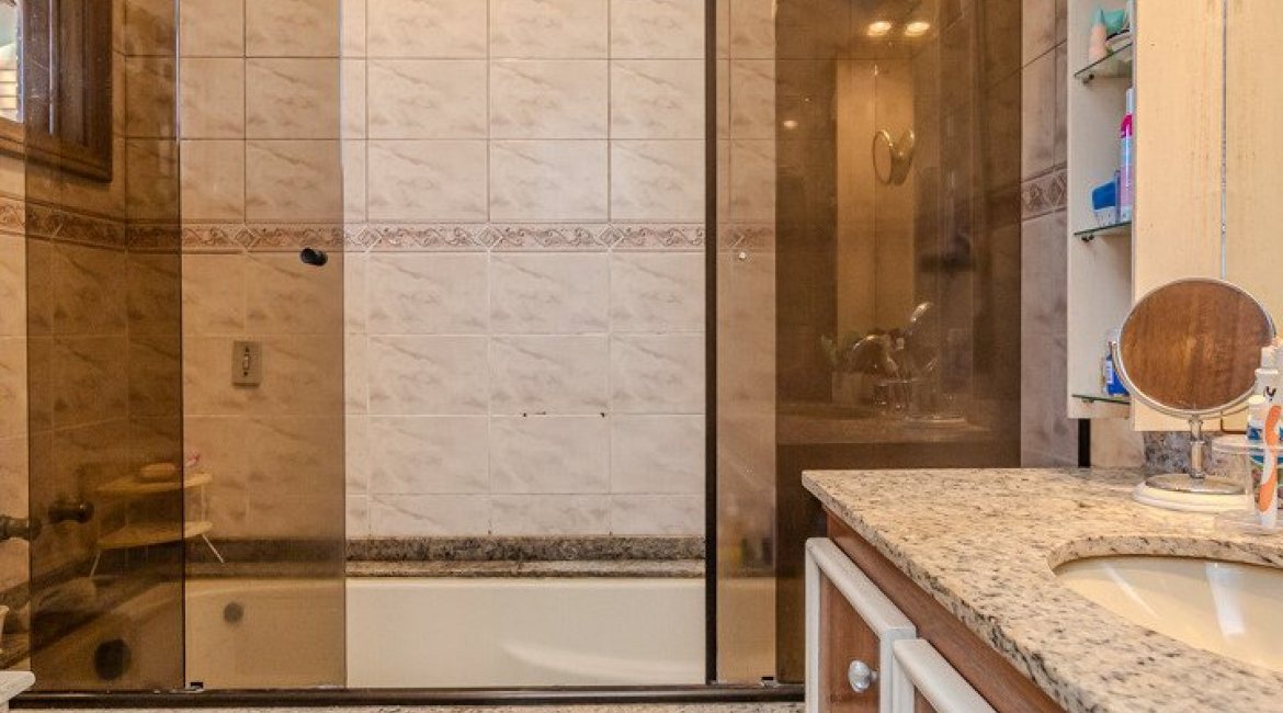 Casa à venda com 176m², 3 dormitórios, 1 suíte, 4 vagas, no bairro Jardim Isabel em Porto Alegre